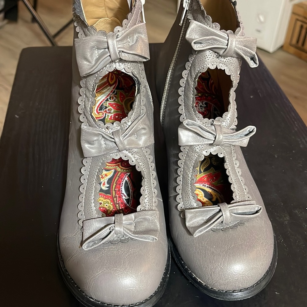 Dolce mojomoxy worn lightly once. Practically new. Size 9m grey